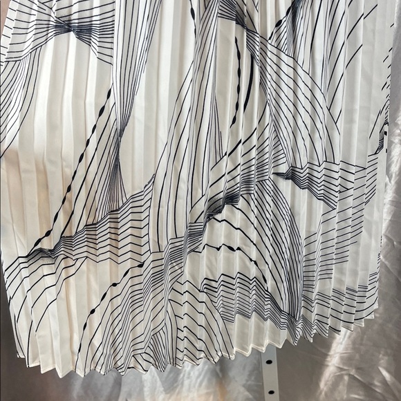 Elie Tahari Black and White Pleated Halter Top - Picture 3 of 6